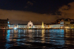Lisboa: Cruzeiro de Ano Novo no Rio Tejo com DJ ao vivo