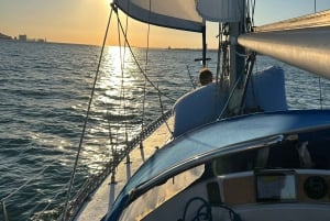 Lissabon: Tajo-joen purjehdusretki, jossa on pikkupurtavaa ja juomia