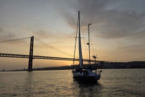 Lissabon: Tajo-joen purjehdusretki, jossa on pikkupurtavaa ja juomia