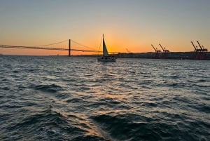 Lissabon: Tajo-joen purjehdusretki, jossa on pikkupurtavaa ja juomia