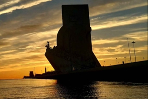 Lisbonne : Excursion en bateau sur le fleuve Tage au coucher du soleil avec boisson de bienvenue