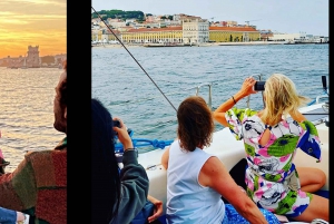 Lisbonne : Excursion en bateau sur le fleuve Tage au coucher du soleil avec boisson de bienvenue