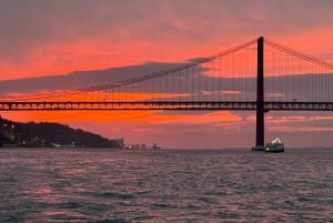 Lisbonne : Excursion en bateau sur le fleuve Tage au coucher du soleil avec boisson de bienvenue