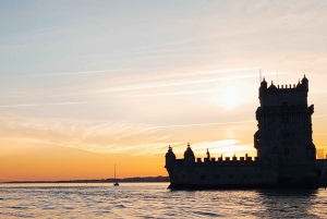 Lisbonne : Excursion en bateau sur le fleuve Tage au coucher du soleil avec boisson de bienvenue