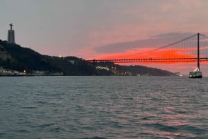 Lisbonne : Excursion en bateau sur le fleuve Tage au coucher du soleil avec boisson de bienvenue