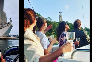 Lisbonne : Excursion en bateau sur le fleuve Tage au coucher du soleil avec boisson de bienvenue