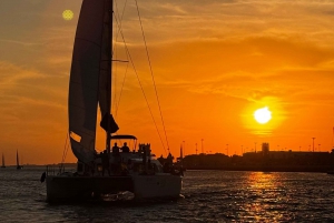 Lisbonne : Excursion en bateau sur le fleuve Tage au coucher du soleil avec boisson de bienvenue