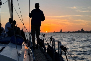 Lisbonne : Excursion en bateau sur le fleuve Tage au coucher du soleil avec boisson de bienvenue