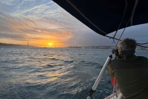 Lisbonne : Excursion en bateau sur le fleuve Tage au coucher du soleil avec boisson de bienvenue