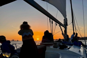 Lisbonne : Excursion en bateau sur le fleuve Tage au coucher du soleil avec boisson de bienvenue