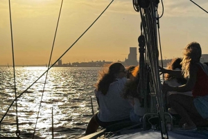 Lisbonne : Excursion en bateau sur le fleuve Tage au coucher du soleil avec boisson de bienvenue