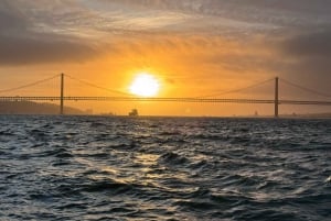 Lisbonne : Excursion en bateau sur le fleuve Tage au coucher du soleil avec boisson de bienvenue