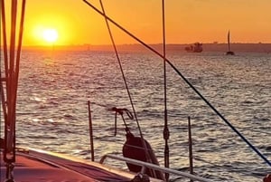 Lisbonne : Excursion en bateau sur le fleuve Tage au coucher du soleil avec boisson de bienvenue