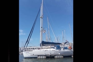 Lisbonne : Excursion en bateau sur le fleuve Tage au coucher du soleil avec boisson de bienvenue