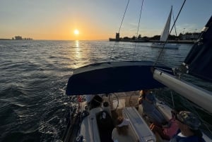 Lisbonne : Excursion en bateau sur le fleuve Tage au coucher du soleil avec boisson de bienvenue