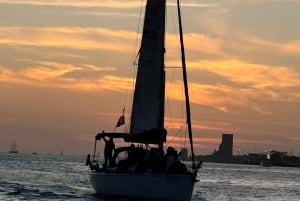 Lisbonne : Excursion en bateau sur le fleuve Tage au coucher du soleil avec boisson de bienvenue