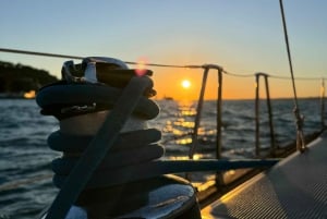 Lisbonne : Excursion en bateau sur le fleuve Tage au coucher du soleil avec boisson de bienvenue