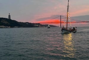 Lisbonne : Excursion en bateau sur le fleuve Tage au coucher du soleil avec boisson de bienvenue