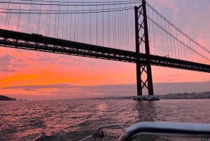 Lisbonne : Excursion en bateau sur le fleuve Tage au coucher du soleil avec boisson de bienvenue
