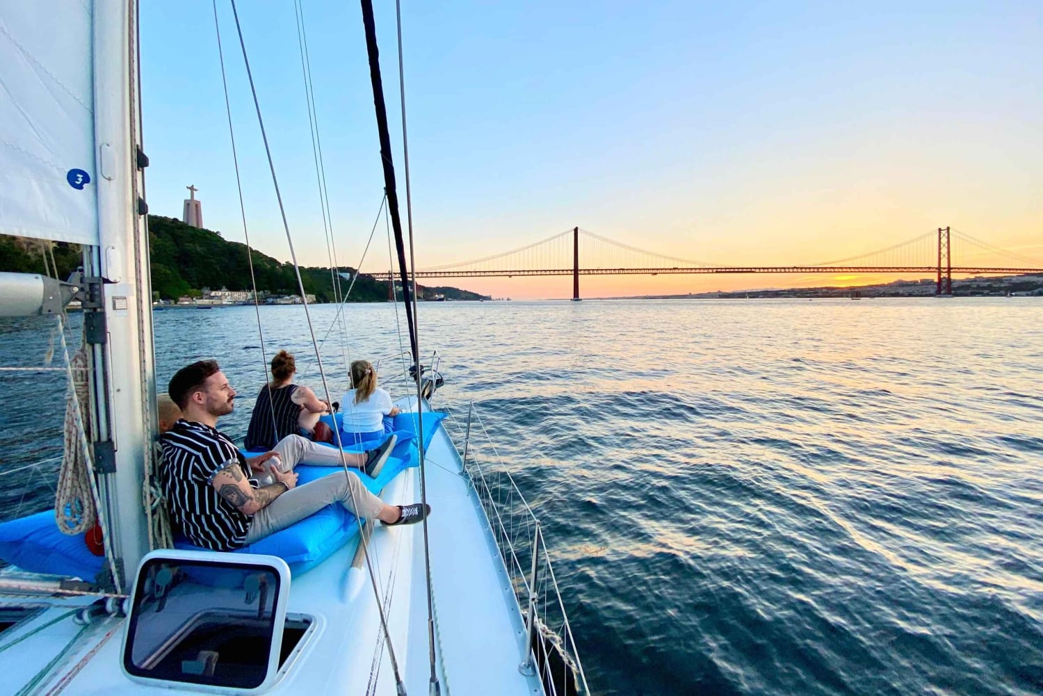 Lisboa: Cruzeiro no Rio Tejo ao pôr do sol com bebidas