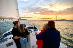 Lisboa: Cruzeiro no Rio Tejo ao pôr do sol com bebidas