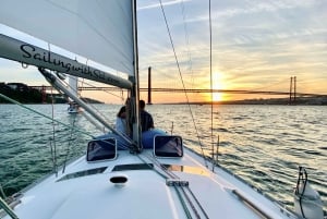 Lisboa: Cruzeiro no Rio Tejo ao pôr do sol com bebidas