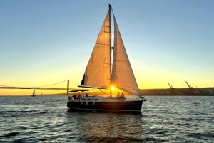 Lisboa: Cruzeiro no Rio Tejo ao pôr do sol com bebidas