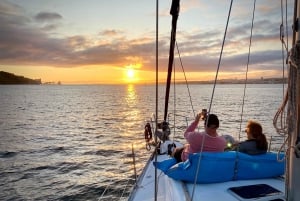 Lisboa: Cruzeiro no Rio Tejo ao pôr do sol com bebidas