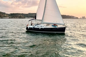 Lisboa: Cruzeiro no Rio Tejo ao pôr do sol com bebidas