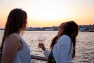 Lisboa: Solnedgangstur i Tejo-elven med snacks og drikke