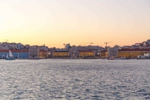 Lisbon: Tagus River Sunset Tour with Snacks and Drink