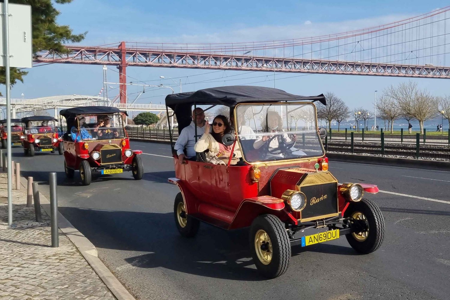 Lisbon: Tour on board a Classic Tuk
