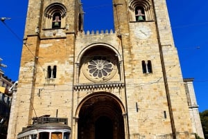 Lisboa: Tuk Tuk 1H30 Tour pela Cidade Velha Completo com um Antigo Cronometrista