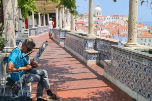 Lisboa: Tuk Tuk 1H30 Tour pela Cidade Velha Completo com um Antigo Cronometrista