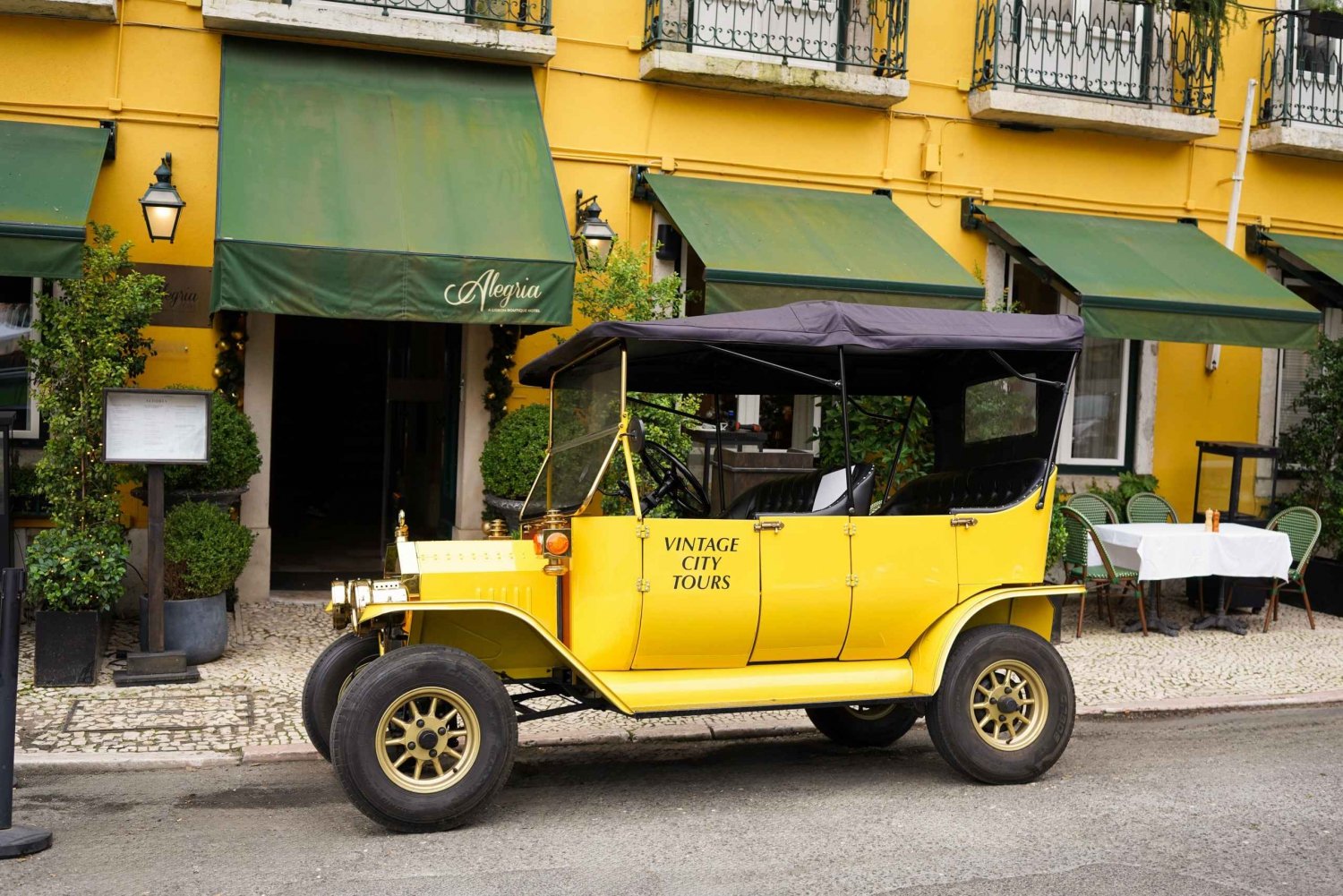 Lisbon: Tuk Tuk City tour with vintage car