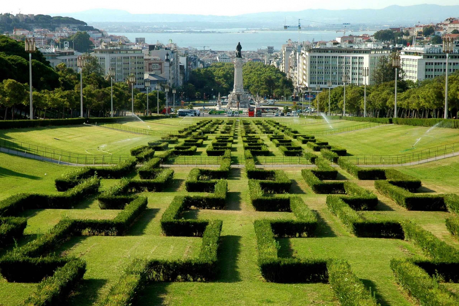 Lisbon: Viewpoints Tuk Tuk Tour