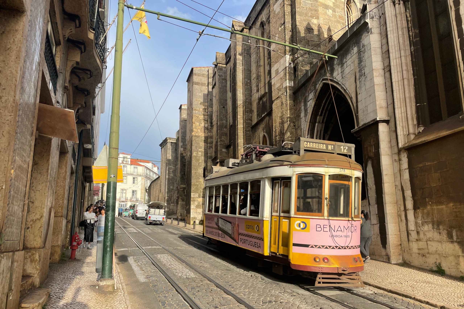 Lissabon: Kävelykierros historiallisella raitiovaunulla 28 ja maistiaiset