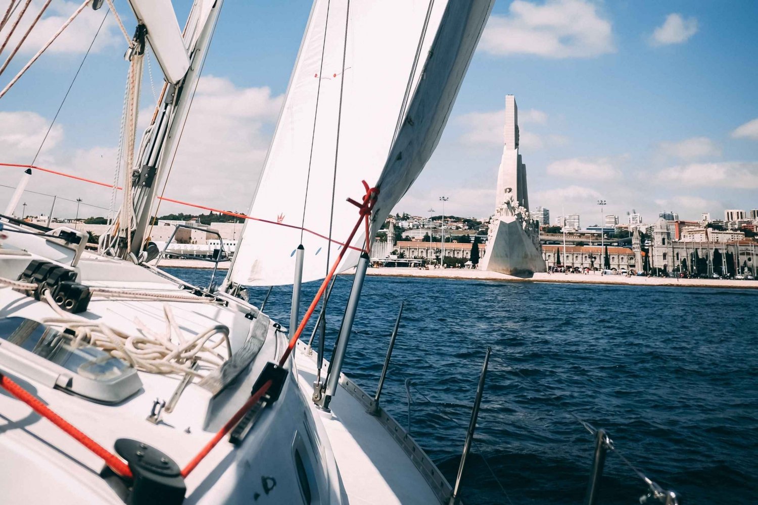 Lisboa: Passeio de Iate à Vela com Vinho Português e História