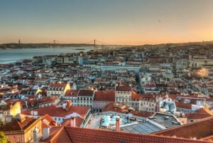 Lisbon's historic old town in a tuk-tuk in German