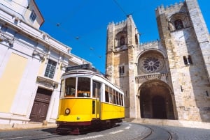 Lisbon's historic old town in a tuk-tuk in German