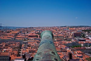 Lisbon's historic old town in a tuk-tuk in German