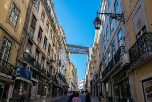 Lisbon's historic old town in a tuk-tuk in German