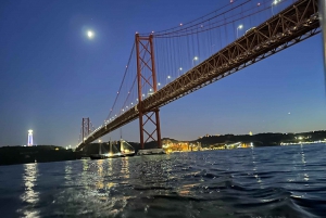 Lisbona: Crociera di Capodanno con DJ, Open Bar, snack e vino