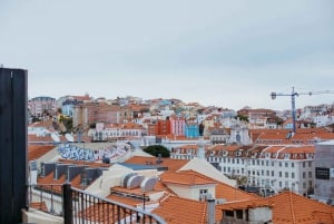 Lisbon: Evening Food & Wine Tour in Bairro Alto