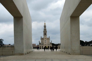 Private transfer from Porto to Lisbon (or vice versa) with up to 4 cultural stops