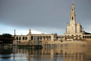 Private transfer from Porto to Lisbon (or vice versa) with up to 4 cultural stops