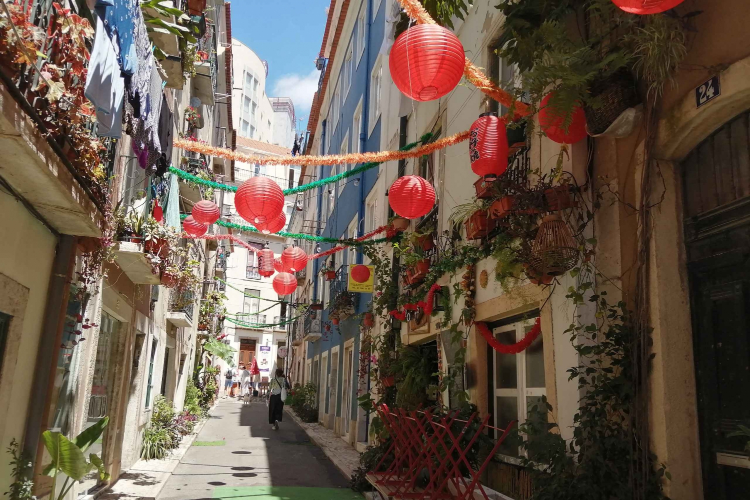 Stroll-through-the-Colorful-Streets-of-Mouraria