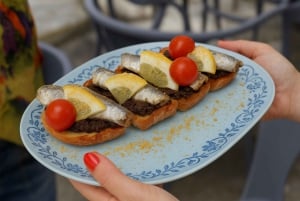 Treasures of Lisboa : Alfama Food Tour with 18 Tastings