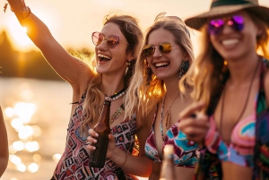 VIP-katamaraanibileet auringonlaskun aikaan DJ:llä ja Premium Open Bar -baarilla .