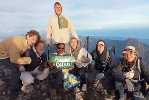 2 dager og 1 omvisning om kvelden på toppen av Mount Rinjani sammen med en gruppetur